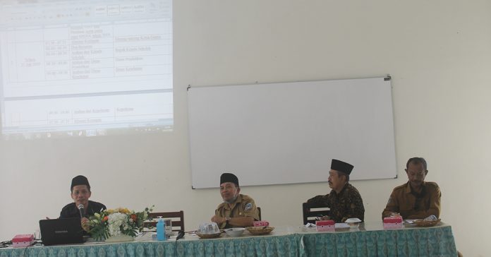 PERSIAPAN : Kepala Disdik Kota Mataram HL Fatwir Uzali saat menghadiri acara MKKS Kota Mataram terkait persiapan MPLS. (ABDI ZAELANI/RADAR LOMBOK)