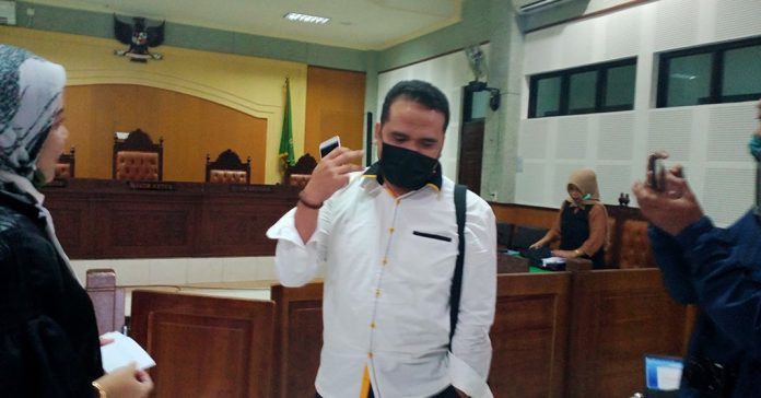 VONIS : Lalu Azril Sopandi saat hadir di sidang vonis Pengadilan Tipikor Mataram beberapa waktu lalu. (Dok/RADAR LOMBOK)