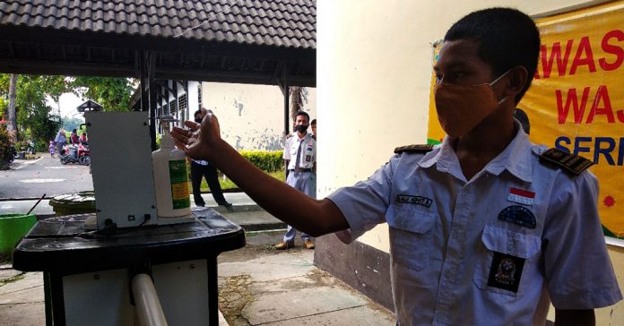 PALANG OTOMOTIS COVID-19 : Palang Pintu Otomatis protokol kesehatan Covid-19 yang berhasil diciptakan oleh siswa SMKN 2 Kuripan Kabupaten Lombok Barat. (Fahmy/Radar Lombok)