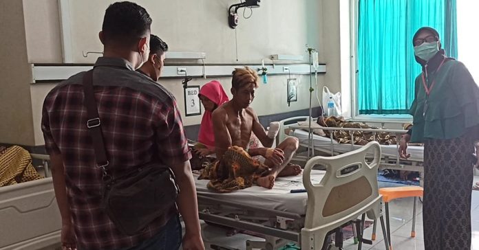 TANGAN PUTUS : Pelaku pencurian celana dalam yang nyaris tewas dihakimi warga saat menjalani perawatan di RSUD Selong. (Ist for Radar Lombok)