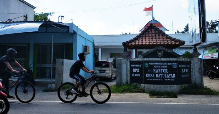 KANTOR DESA : Inilah kantor Desa Batulayar yang diklaim milik pribadi,dan terancam digugat oleh warga. (Fahmy/Radar Lombok)