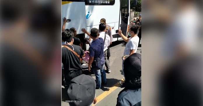 GELEDAH : Petugas gabungan dari BNN Provinsi NTB dan Polsek Kayangan saat melakukan penggeledahan bus di Pelabuhan Kayangan. (Ist for Radar lombok)