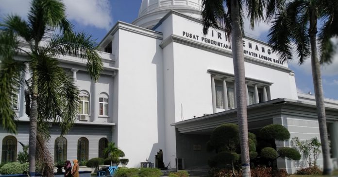 DIPERKETAT : Pemeriksaan tamu yang masuk ke gedung pemerintahan Lombok Barat di Giri Menang diperketat dalam rangka pencegahan Covid-19. (Fahmy/Radar Lombok)