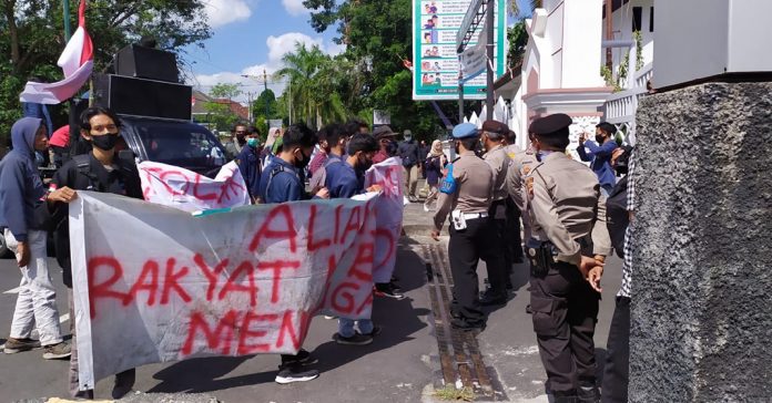 DEMO:Puluhan mahasiswa melakukan aksi unjuk rasa meminta agar biaya kuliah diturunkan dan meminta Rancangan Undang-undang Omnibus Law ditolak. (Janwari Irwan/Radar Lombok)