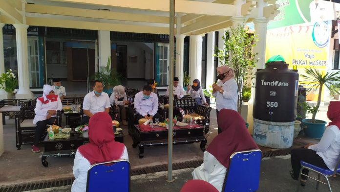 KUNJUNGAN:Gubernur NTB H Zulkieflimansyah melakukan kunjungan ke DP3AP2KB NTB yang didampingi sejumlah pejabat pimpinan OPD Rabu (8/7).Janwari Irwan/ Radar Lombok