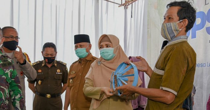TAHAP TIGA :Wakil Gubernur NTB, Dr. Hj. Sitti Rohmi Djalilah meluncurkan paket JPS Gemilang Tahap III tersebut di Kantor Desa Loyok Kecamatan Sikur, Kabupaten Lombok Timur, Senin (13/7/2020). (ist)