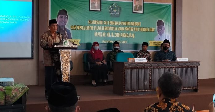 Kepala Kanwil Kemenag NTB Dr Zaidi Abdad memberikan arahan saat acara silaturahmi bersama aparatur madrasah, Kamis (16/7). (Janwari Irwan/ Radar Lombok)