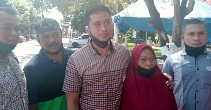 LAPOR BALIK: Ibu Kalsum didampingi tim penasihat hukumnya saat melapor balik anaknya Mahsun ke Polda NTB, Rabu (1/7). (Dery Harjan/Radar Lombok )