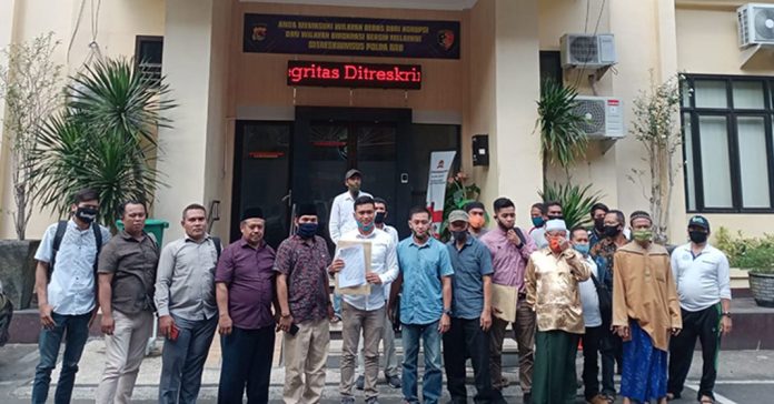 Warga bersama tim penasihat hukum yang diketuai Lalu Anton Hariawan saat melapor ke Polda NTB, Rabu (29/7). (Dery Harjan/Radar Lombok)