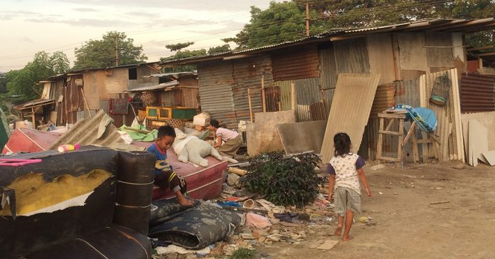 KEMISKINAN: Suasana rumah sejumlah warga Kelurahan Tangjung Karang Kota Mataram yang tidak layak huni. (DEVI HANDAYANI/RADAR LOMBOK)