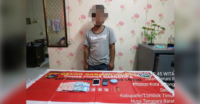NARKOBA : Pelaku pengedaran Narkoba jenis Sabu, Saparwadi, saat berada di Mapolres Lotim kemarin.( Ist for Radar Lombok)