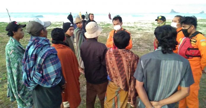 PENCARIAN: Tim Basarnas saat melaksanakan pencarian bersama warga di kawasan pantai Mekaki Desa Pelangan Kecamatan Sekotong Kabupaten Lombok Barat. (ist/)
