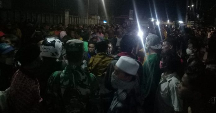 JEMPUT PAKSA : Ratusan warga Desa Mekarsari Kecamatan Gunungsari datang ke RSUD Kota Mataram untuk menjemput paksa jenazah pasien Covid-19, Senin malam (6/7). (ALI MA’SHUM/RADAR LOMBOK)