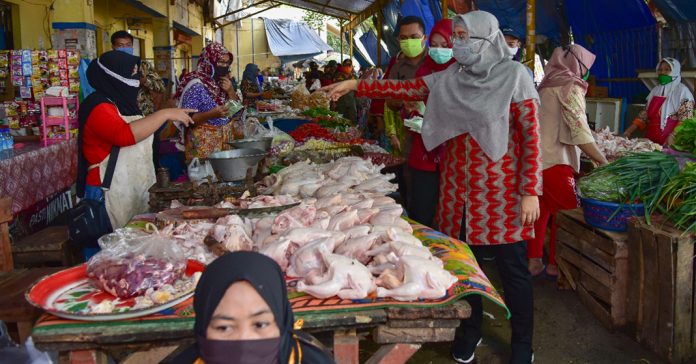 PANTAU: Wakil Gubernur Nusa Tenggara Barat, Dr. Hj. Sitti Rohmi Djalilah melakukan kunjungan ke beberapa pasar tradisional di Kota Mataram seperti Pasar Kebon Roek, Pasar Dasan Agung dan Pasar Cemara dalam rangka sosialisasi penanganan Covid-19, Selasa (7/7/2020). (ist/)