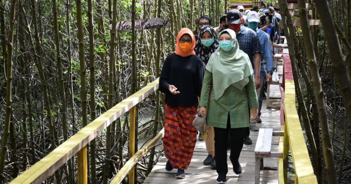 WISTA : Wakil Gubernur NTB, Dr Hj. Sitti Rohmi Djalillah saat berkunjung ke tempat wisata di Lombok Barat (ist)