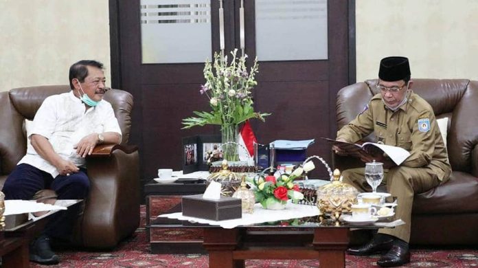 SILATURAHMI : Walikota Mataram, H. Ahyar Abduh (kanan) saat bertemu dan silaturahmi dengan Lalu Mariyun pada tanggal 30 Juni 2020 lalu. (ist/)