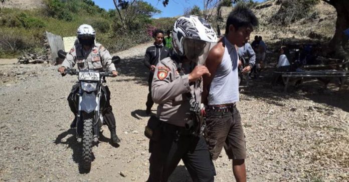 DIAMANKAN: Bangun, pelaku pemerasan muda-mudi di Bukit Meresek, saat diamankan oleh aparat kepolisian, Kamis kemarin (23/7). (IST FOR RADAR LOMBOK)