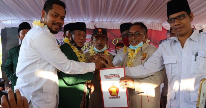 DISERAHKAN: Ketua DPC Gerindra KLU Sudirsah Sujanto menyerahkan SK dukungan kepada Joda Akbar di Dusun Papak, Desa Segara Katon, Kecamatan Gangga sekitar pukul 15.00 WITA, Selasa (21/7) kemarin. Tampak hadir Ketua DPD Gerindra NTB Ridwan Hidayat dan Sekretaris Gerindra NTB Ali Al-Khairi serta para simpatisan dan kader. (HERY MAHARDIKA/RADAR LOMBOK)