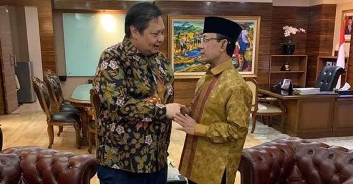 Calon Ketua DPD I Golkar NTB Ahyar Abduh saat bertemu Ketua Umum Golkar Airlangga Hartarto, baru-baru ini. (IST FOR RADAR LOMBOK)