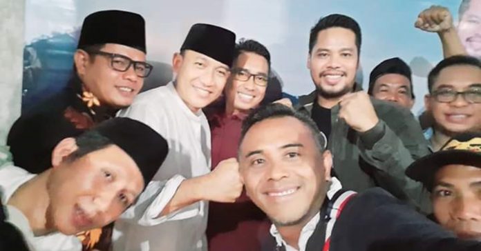 SIAP MENANG: Raden Nuna Abriadi bersama Danny Carter Febrianto Ridawan dan relawan pemenangan JODA AKBAR berpose siap memenangkan Pilkada KLU 2020. (ISTIMEWA FOR RADAR LOMBOK)