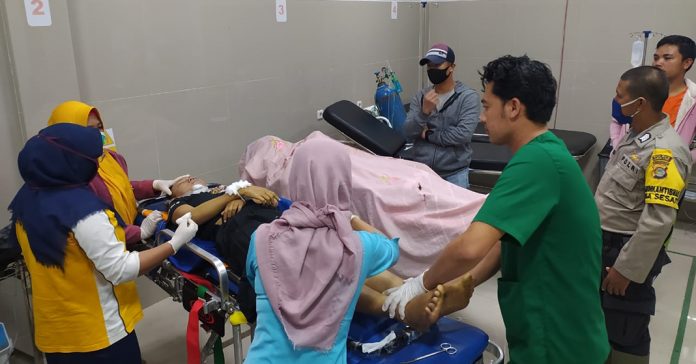 TEWAS: Jenazah Sahnan (25) dan Rumni (20), warga Dusun Sumur Jiri, Desa Santong Mulia, Kecamatan Kayangan saat terbaring di Puskesmas Santong.( ISTIMEWA FOR RADAR LOMBOK)