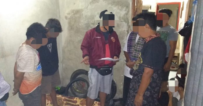 NARKOBA: Tim Cobra Sat Resnarkoba Polres Lombok Tengah saat mengamankan empat orang pelaku yang diduga sebagai pengedar dan pengguna narkotika jenis sabu, kemarin.( IST FOR RADAR LOMBOK)