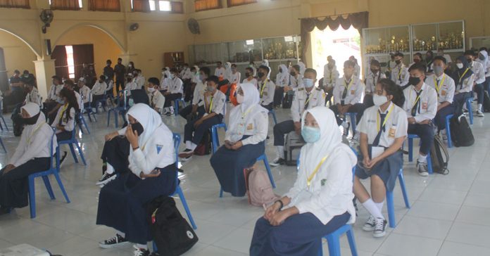 TATAP MUKA : Sejumlah siswa baru di SMAN 1 Mataram mengikuti MPLS secara tatap muka di tengah kasus baru Covid-19 di Kota Mataram semakin tinggi. (ABDI ZAELANI/RADAR LOMBOK)