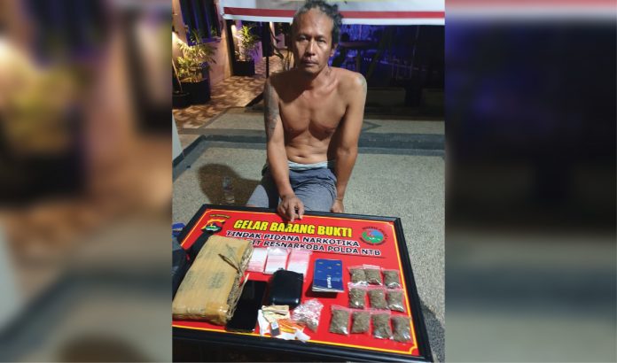 DITANGKAP: Pelaku dan barang bukti diamankan aparat kepolisian. Selain ganja 1 kg, diamankan juga sejumlah barang bukti. (Dery/Radar Lombok)