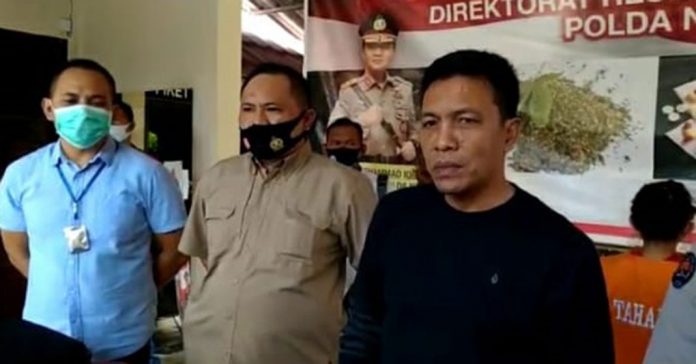 PENGUNGKAPAN : Polisi menggelar jumpa pers atas pengungkapan peredaran narkoba jaringan Medan dengan barang bukti 2,98 Kg sabu. (Dery Herjan/Radar Lombok)