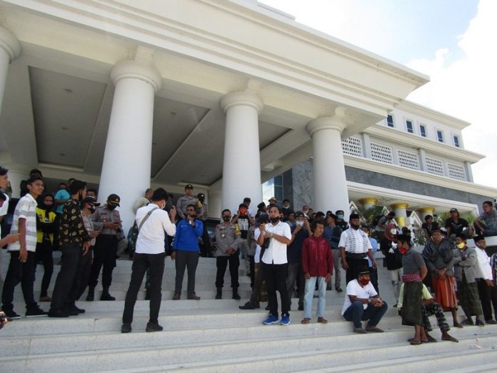 DEMO:Ratusan massa yang tergabung dalam aliansi rakyat bicara menolak penundaan Pilkades bersama Cakades di 16 Desa saat melakukan aksi demonstrasi di kantor Bupati Lombok Tengah, Jumat (14/8). (M.HAERUDDIN/ RADAR LOMBOK)