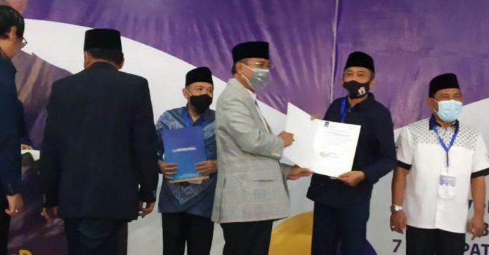 DUKUNGAN NASDEM: Paket pasangan calon Bupati dan Wakil Bupati Loteng, Pathul-Nursiah, saat menerima SK B.I-KWK dari Partai NasDem, Rabu kemarin (26/8). (IST FOR RADAR LOMBOK)