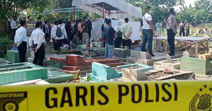 DIBONGKAR: Makam jenazah almarhum Linda Novitasari, mahasiswa pascasarjana Fakultas Hukum Universitas Mataram saat dibongkar polisi untuk dilakukan otopsi belum lama ini. (DOKUMEN/RADAR LOMBOK)
