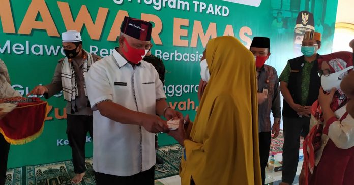 Bupati Lotim HM Sukiman Azmy saat peluncuran program Mawar Emas di Masjid Nurul Ikhsan Kecamatan Keruak kabupaten Lombok Timur Rabu (12/08). (Janwari Irwan/Radar Lombok)