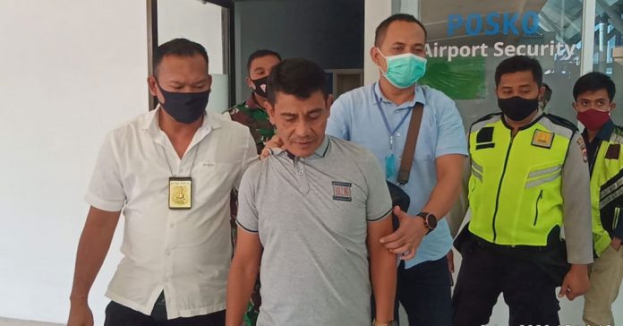 DITANGKAP: Kurir sabu asal Riau saat ditangkap di Bandara Internasional Lombok (BIL) karena membawa empat bungkus sabu seberat 200 gram yang disimpan dalam anusnya. (DERY HARJAN/RADAR LOMBOK)