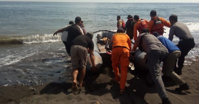 PENCARIAN : Tim SAR gabungan melakukan pencarian kepada korban di Pantai Jumbrik Dusun Barung Birak desa Sambik Elen Kecamatan Bayan Minggu (2/8). (ist/)