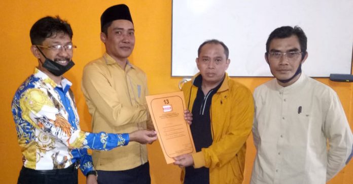 SERAH TERIMA: Lalu Firmansyah menerima SK penunjukan sebagai Ketua DPC Hanura Lombok Tengah dari DPD Hanura NTB, Senin (24/8) kemarin. (IST FOR RADAR LOMBOK)