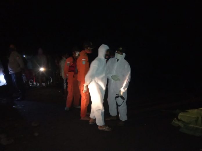 EVAKUASI : Sosok mayat dievakuasi setelah ditemukan warga terdampar pantai elong-elong Kokok Putek Bilok kecamatan Sembalun. (ist/)