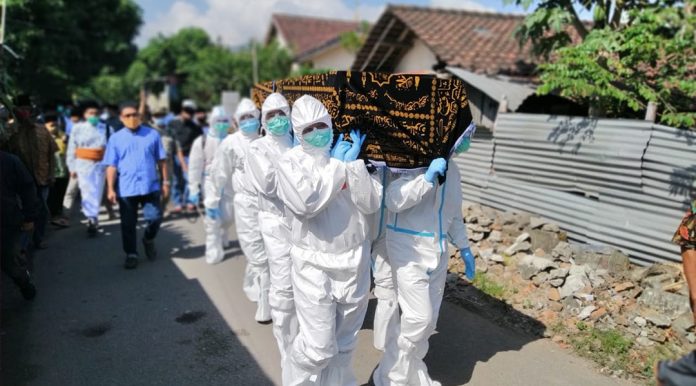 PROTOKOL : Pemakaman H Lalu Mudjitahid di pemakaman keluarga di Kuripan, Lombok Barat menggunakan prokol kesehatan Minggu (2/8/2020). (Fahmi/Radar Lombok)