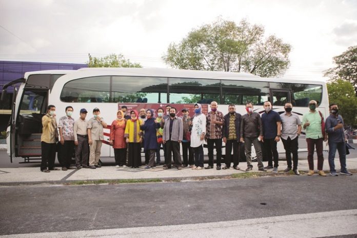 BUS KOPI: Dinas Pariwisata Kota Mataram bekerjasama dengan pengusaha kopi melaunching paket wisata di Kota Mataram, menikmati kopi diatas kendaraan bus sambil keliling Kota Mataram. (SUDIR/RADAR LOMBOK)