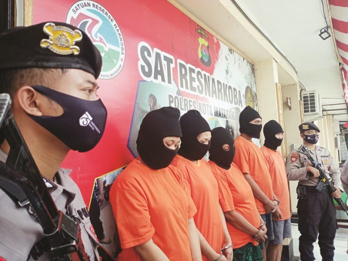 NARKOBA: Lima pelaku yang diamankan polisi di Karang Bagu, Kelurahan Karang Taliwang, Kecamatan Cakranegara, Kota Mataram, karena terlibat kasus narkoba. (DERY HARJAN/RADAR LOMBOK)