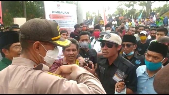 TEGANG: Massa pendukung pasangan H Najmul Akhyar dan H Suardi (Nadi) ricuh ketika dihadang jajaran petugas KPU Lombok Utara pada pendaftaran hari pertama, Jumat (4/9). (HERY MAHARDIKA/RADAR LOMBOK)