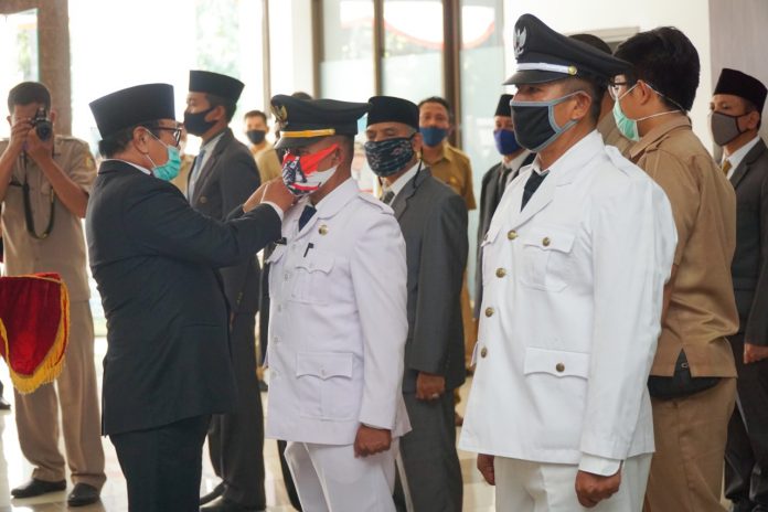 DILANTIK : 20 pejabat eselon III dan IV yang dilantik di lobi kantor Bupati Lombok Timur, Senin (31/8). (M. Gazali/RADAR LOMBOK)