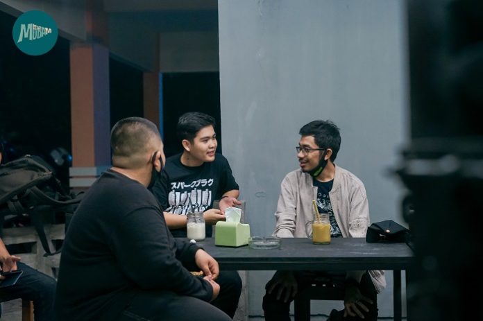 BERBINCANG: Calon wakil wali kota Mataram nomor urut 3, Badruttamam Ahda berbincang dengan Ketua Mataram Muda, Getaq Aprian Idha. (AHMAD YANI/RADAR LOMBOK)