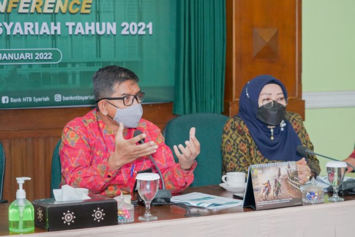 Direktur Utama Bank NTB H Kukuh Rahardjo bersama Komisaris Independen Bank NTB Syariah Hj Putu Selly Andayani.
